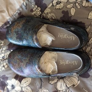 Alegria Women's Blue and Brown Mules